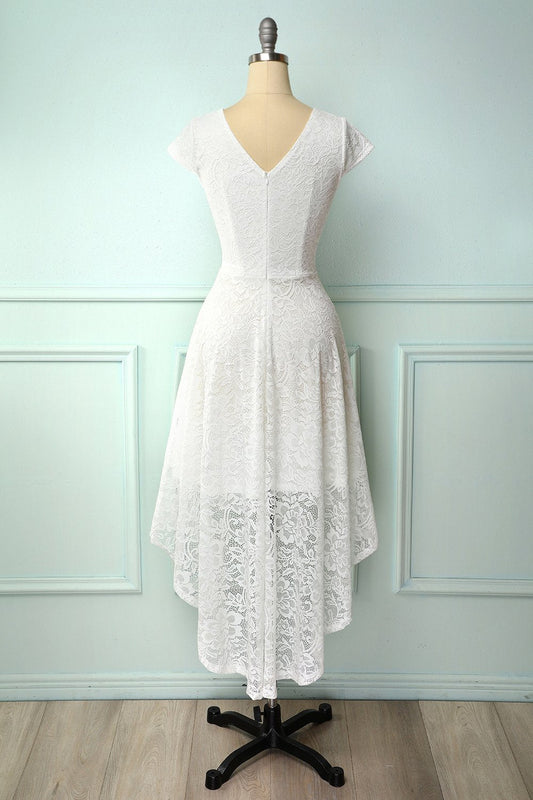 Robe blanche en dentelle coupe asymétrique