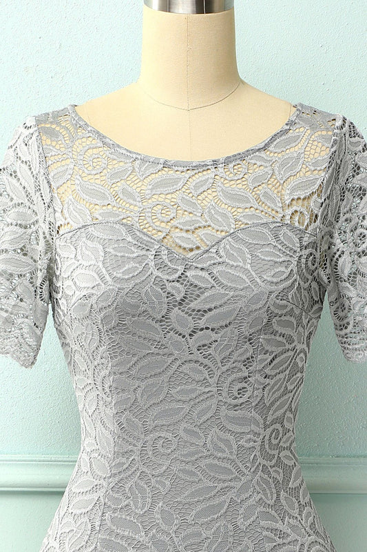 Robe moulante grise en dentelle