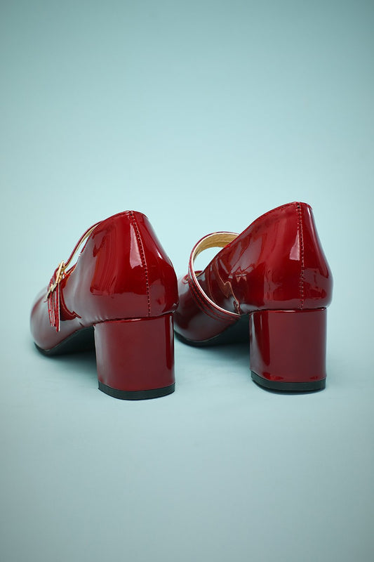 Talons rétro à brides rouges
