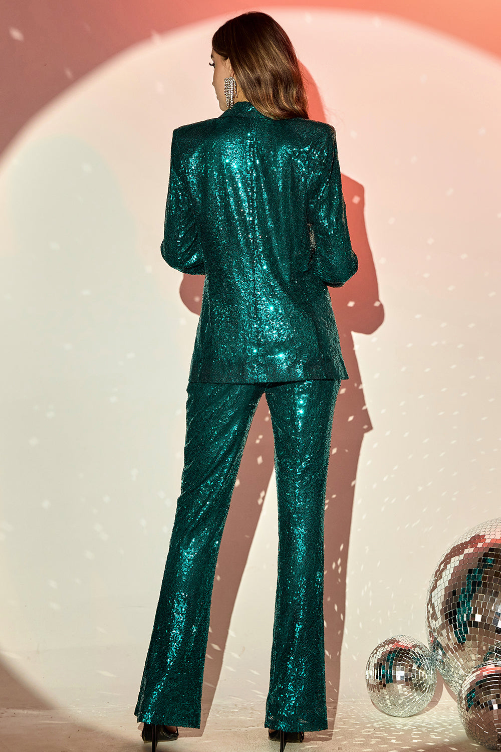 Costume femme à sequins verts étincelants avec revers crantés et ceinture