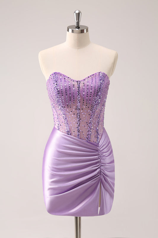 Robe de soirée courte et moulante lilas, corset et perles scintillantes
