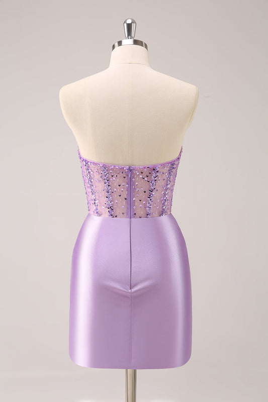 Robe de soirée courte et moulante lilas, corset et perles scintillantes