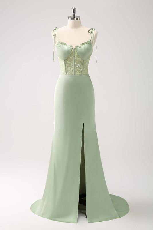 Robe de demoiselle d'honneur longue en satin vert sirène à bretelles spaghetti avec fente
