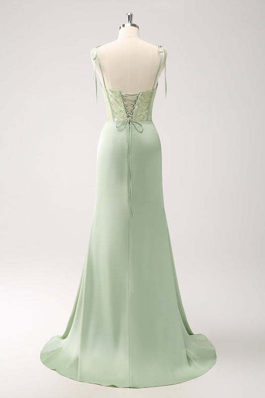 Robe de demoiselle d'honneur longue en satin vert sirène à bretelles spaghetti avec fente