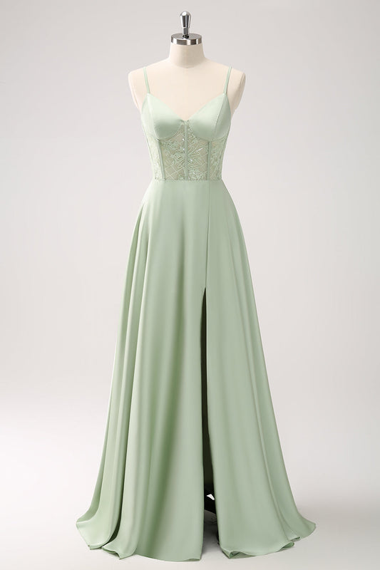 Robe longue de demoiselle d'honneur trapèze en satin vert à fines bretelles avec corset et fente