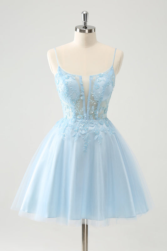 Mignonne robe de bal en tulle bleu scintillant avec corsage perlé et applications, coupe trapèze