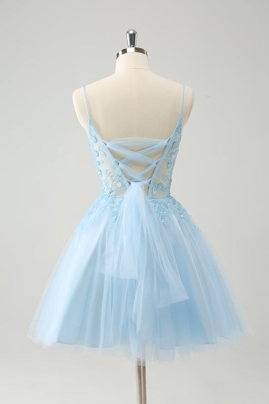 Mignonne robe de bal en tulle bleu scintillant avec corsage perlé et applications, coupe trapèze