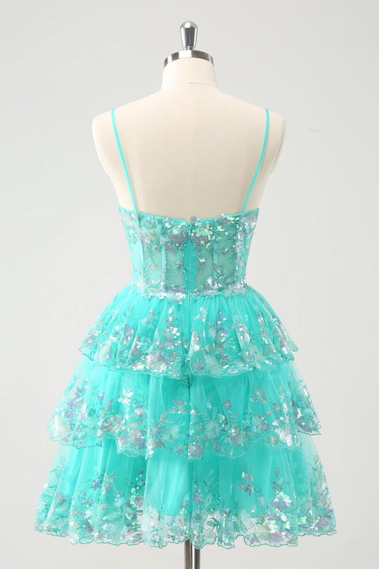 Robe de bal courte trapèze verte à fines bretelles, ornée de sequins et à plusieurs niveaux