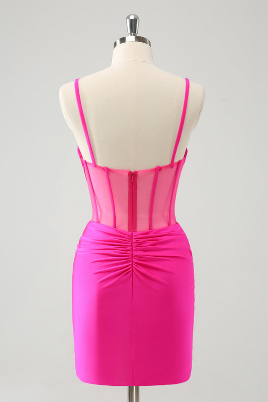 Robe de soirée moulante fuchsia scintillante à fines bretelles et corset ornée de perles