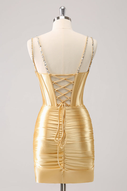 Robe de bal moulante dorée à fines bretelles et paillettes