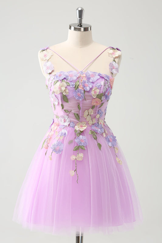 Robe de cocktail courte en tulle violet avec motif floral et dos nu, coupe trapèze