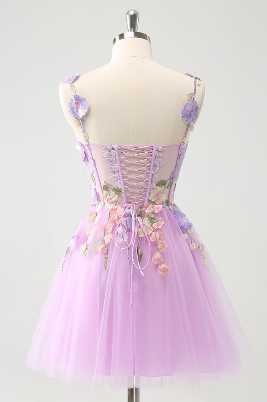 Robe de cocktail courte en tulle violet avec motif floral et dos nu, coupe trapèze