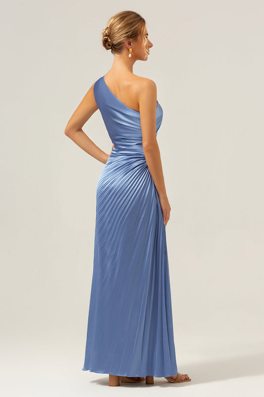 Vestido largo de dama de honor de satén azul de un hombro con abertura