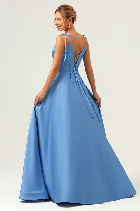 Robe de demoiselle d'honneur longue en satin bleu coupe trapèze à fines bretelles avec corset et fente