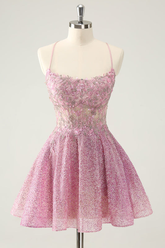 Robe de bal courte rose foncé évasée, ornée de perles scintillantes et d'applications en dentelle, avec corsage.