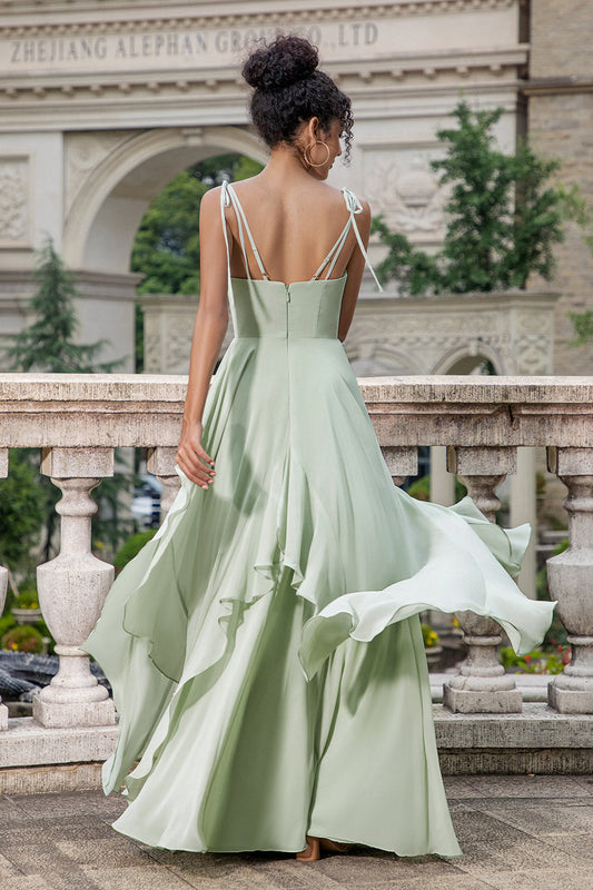 Robe de demoiselle d'honneur longue à fines bretelles coupe trapèze couleur matcha avec volants