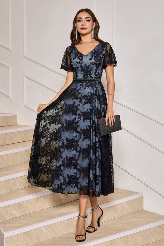 Robe noire trapèze à col en V en dentelle longueur thé à manches courtes