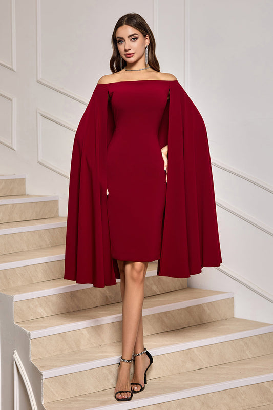 Robe de cocktail moulante mi-longue bordeaux, épaules dénudées et manches cape