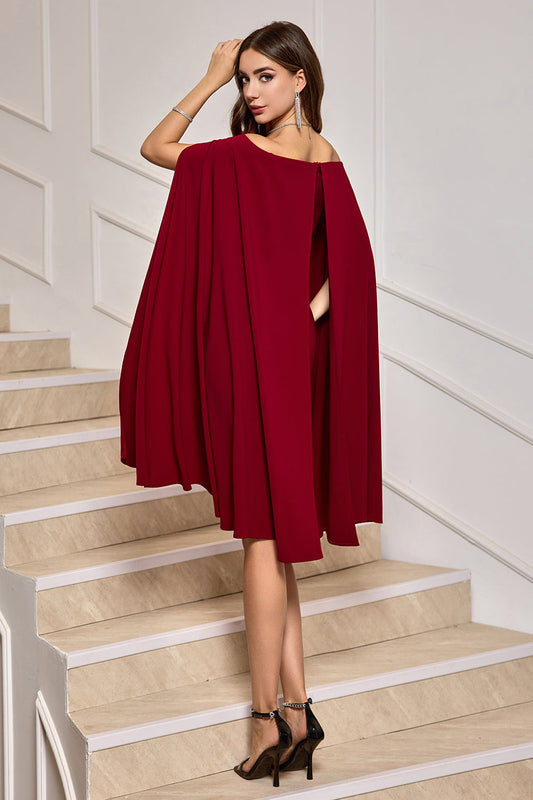 Robe de cocktail moulante mi-longue bordeaux, épaules dénudées et manches cape