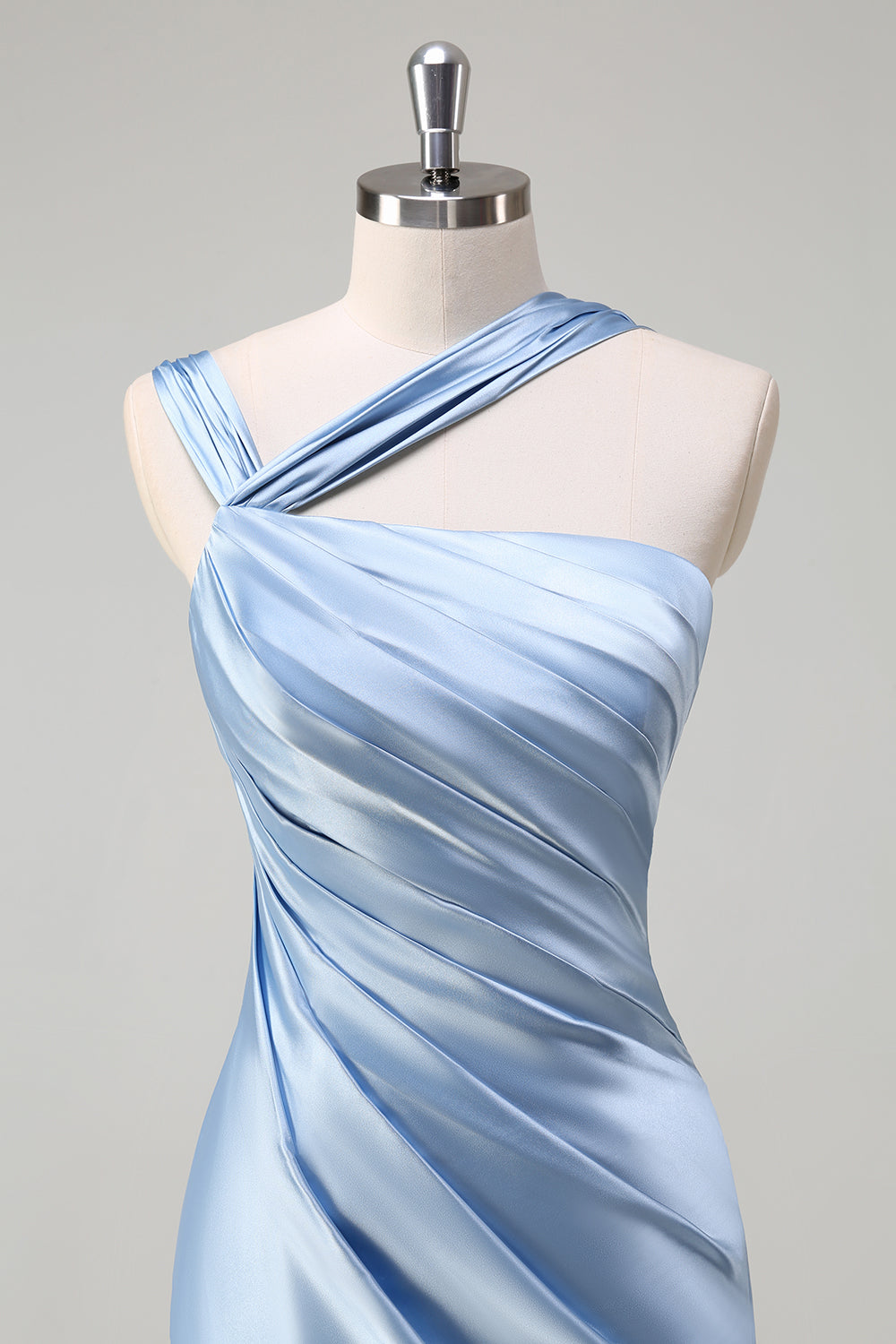 Robe longue de demoiselle d'honneur élégante bleu ciel, fourreau en satin plissé, avec fente.