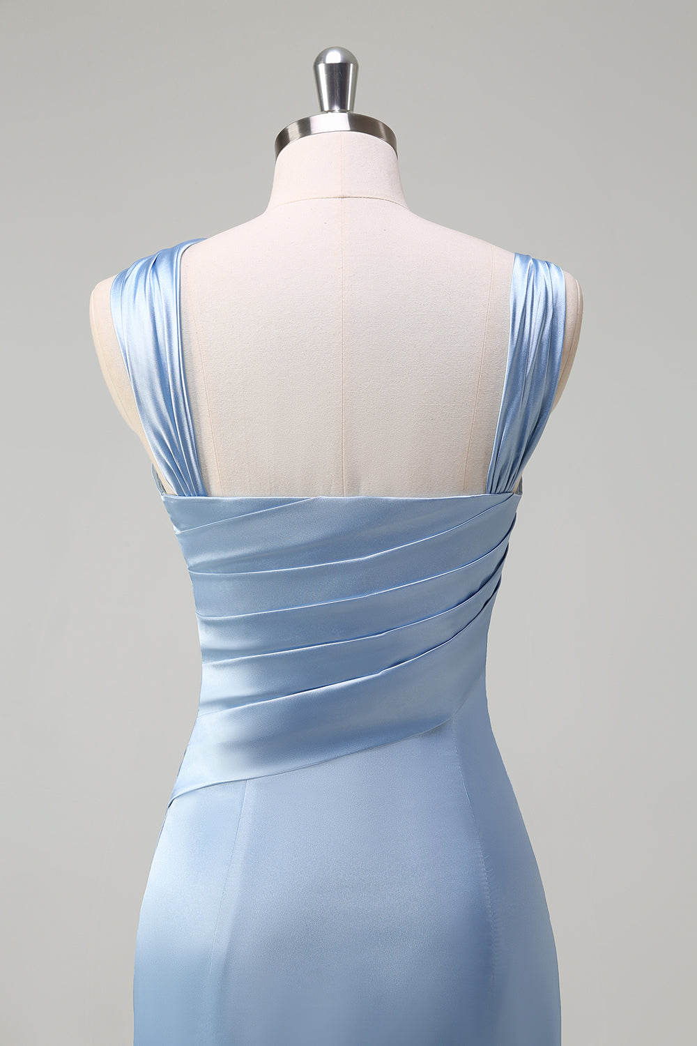 Robe longue de demoiselle d'honneur élégante bleu ciel, fourreau en satin plissé, avec fente.