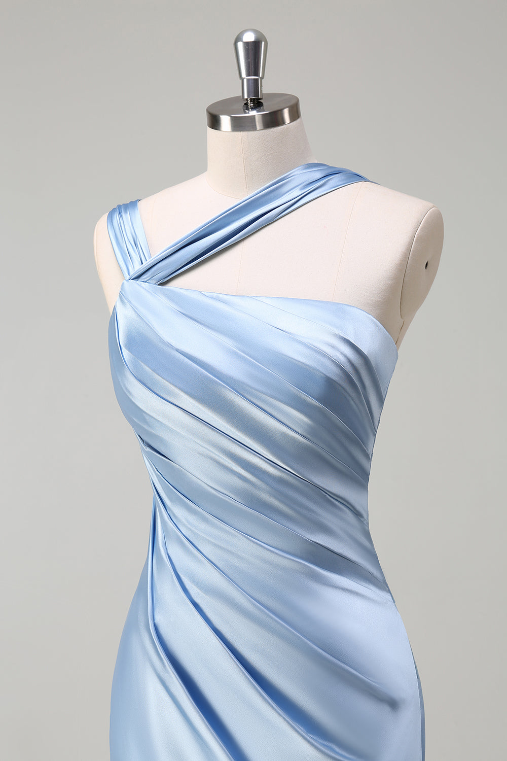 Robe longue de demoiselle d'honneur élégante bleu ciel, fourreau en satin plissé, avec fente.