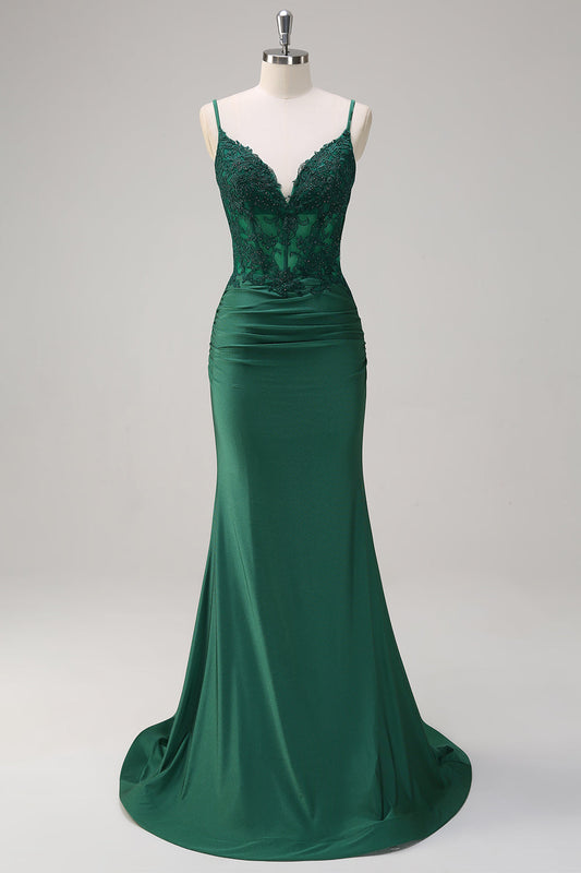 Robe de soirée longue sirène en satin vert foncé avec bretelles spaghetti, fronces et perles