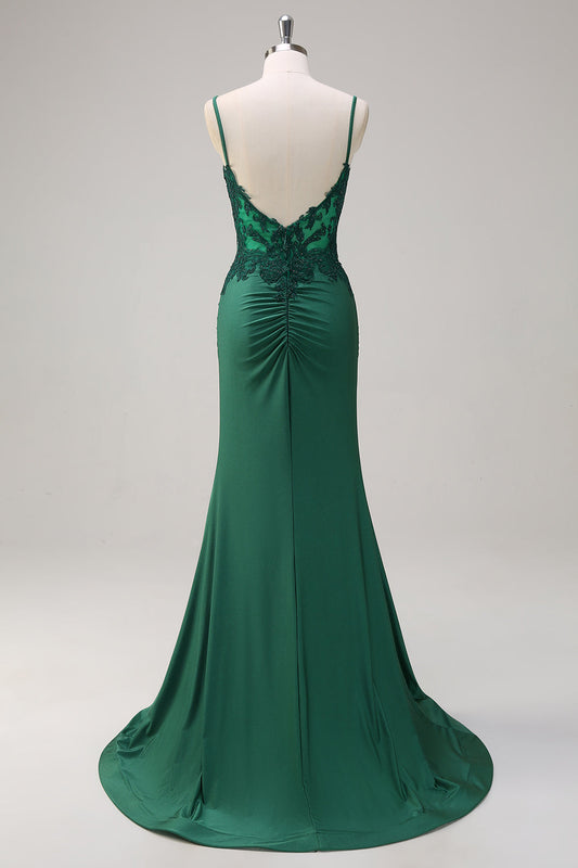 Robe de soirée longue sirène en satin vert foncé avec bretelles spaghetti, fronces et perles
