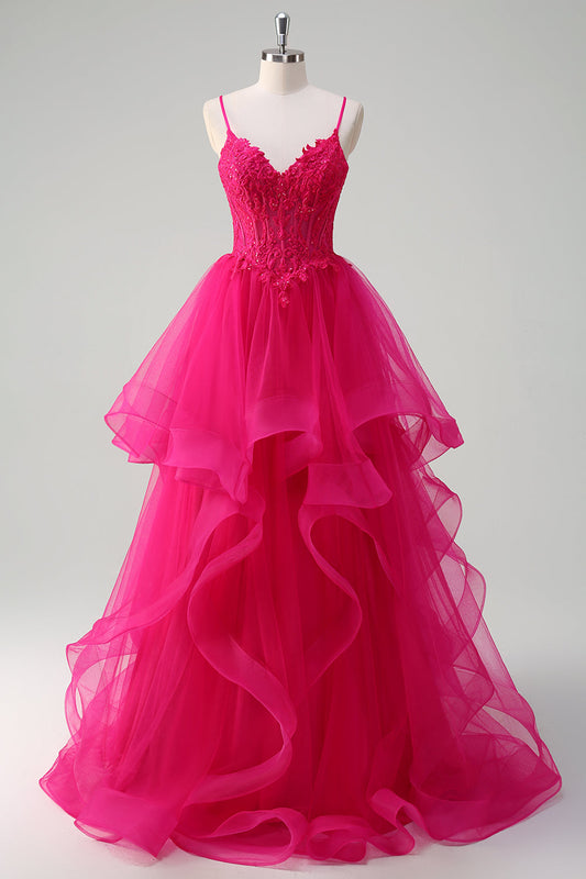 Robe de bal ligne A en tulle à volants en spirale avec applications de couleur rose fuchsia, bretelles spaghetti et corset.