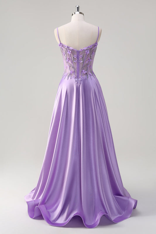 Robe de bal longue en satin violet avec corset floral, bretelles spaghetti, coupe trapèze et fente