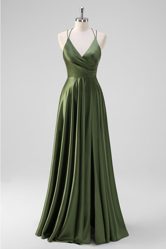 Robe de demoiselle d'honneur longue en satin froncé vert olive à bretelles spaghetti et coupe trapèze