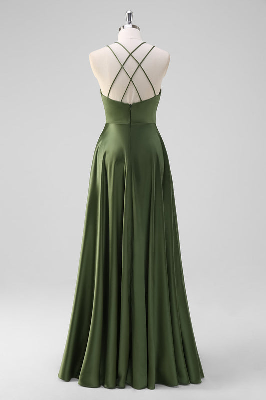 Robe de demoiselle d'honneur longue en satin froncé vert olive à bretelles spaghetti et coupe trapèze