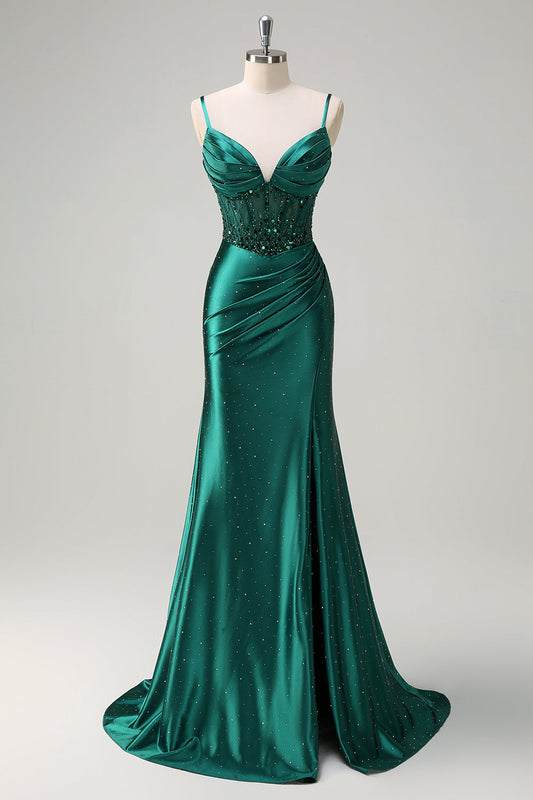 Robe de bal sirène vert foncé scintillant avec corset à fines bretelles, orné de perles et fente