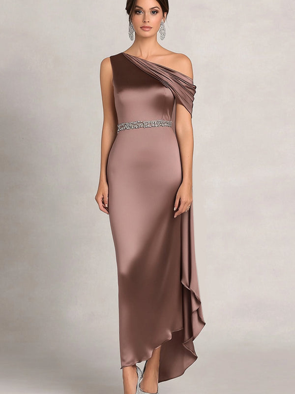 Robe fourreau asymétrique drapée en satin taupe ornée de strass pour la mère de la mariée