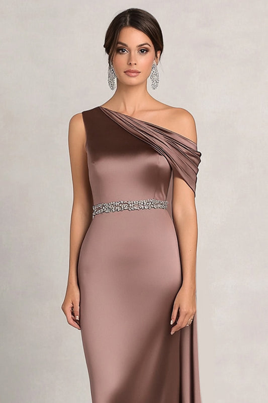 Robe fourreau asymétrique drapée en satin taupe ornée de strass pour la mère de la mariée