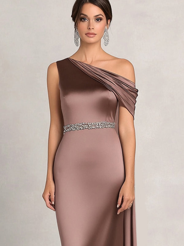 Robe fourreau asymétrique drapée en satin taupe ornée de strass pour la mère de la mariée