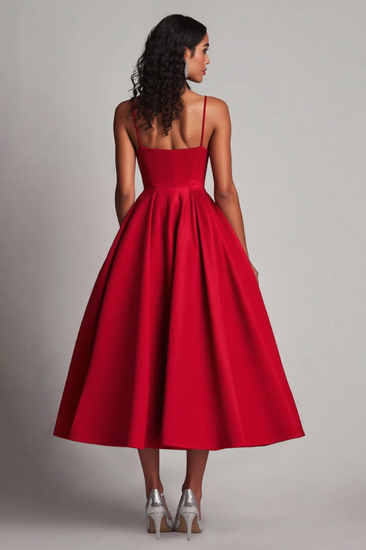 Robe de soirée rouge satiné coupe trapèze longueur thé