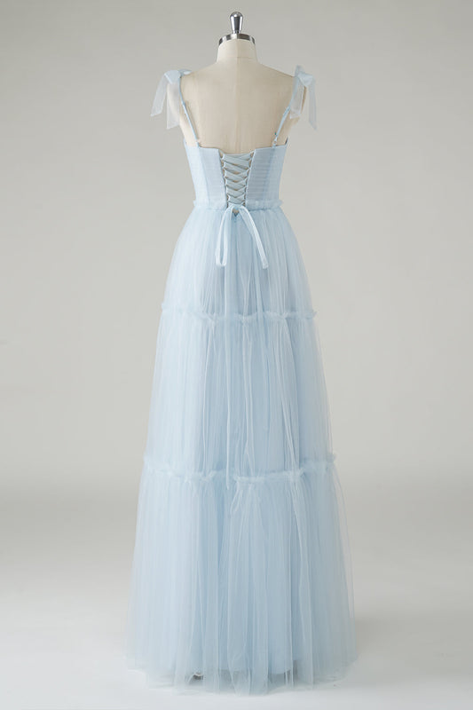 Vestido largo de dama de honor de tul azul cielo con tirantes y lazo tipo A