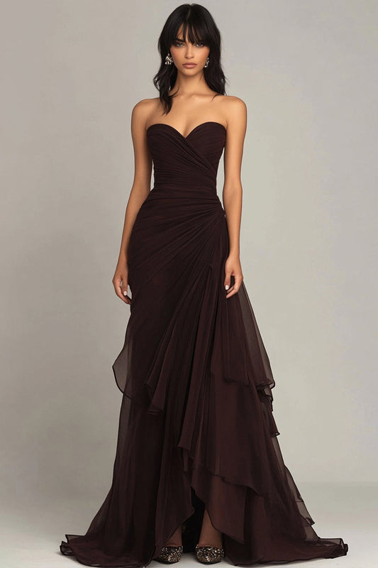 Robe de soirée marron foncé avec décolleté cœur, fronces et volants