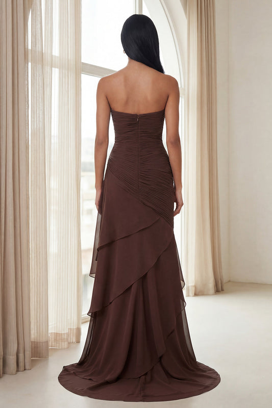 Robe de soirée moulante marron foncé avec bustier en cœur, froncée et à volants