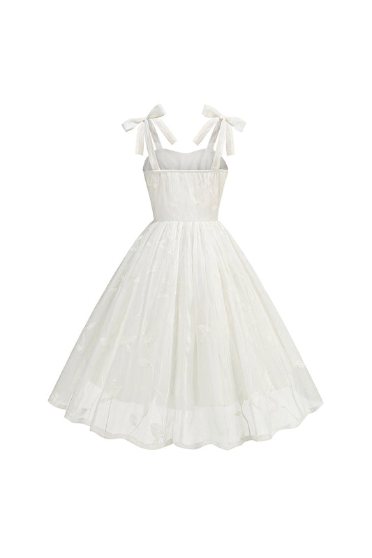Robe courte de cocktail blanche plissée à fines bretelles et ligne A