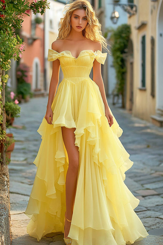 Robe de bal longue évasée jaune à volants avec fente
