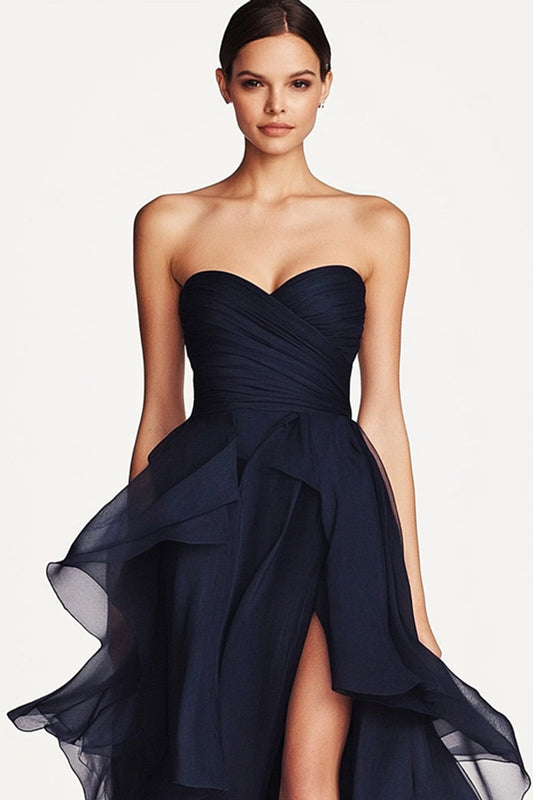 Robe de soirée élégante bleu marine, coupe trapèze, col cœur, volants et fente