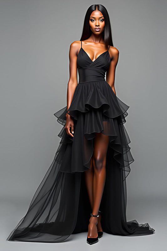Robe de soirée noire à fines bretelles, coupe trapèze, volants et fente