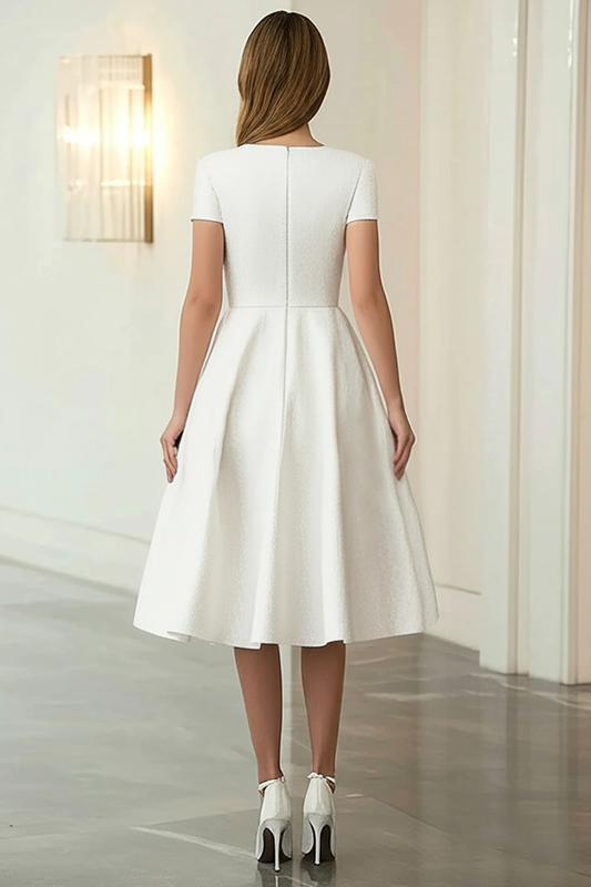 Robe de soirée mi-longue évasée en jacquard ivoire à col rond et manches courtes