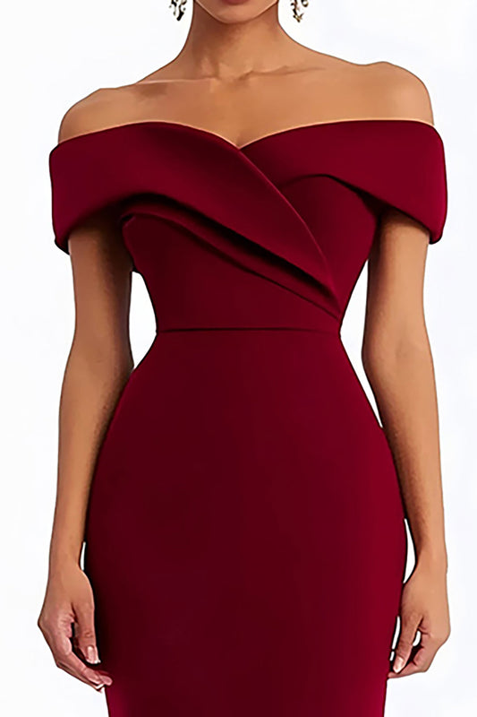 Robe de soirée longue fourreau couleur bordeaux avec épaules dénudées