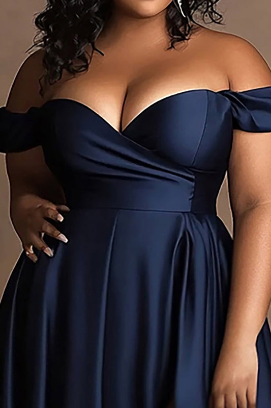 Robe de soirée longue satinée bleu marine grande taille à épaules dénudées avec fente