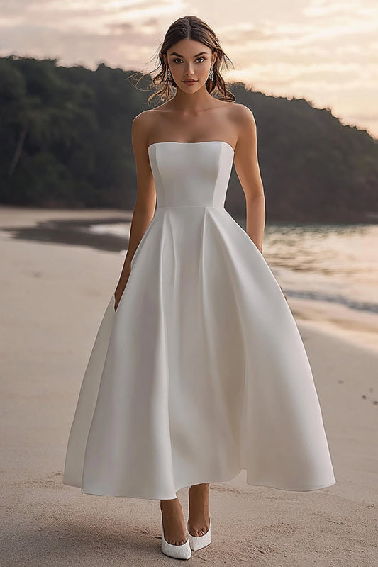 Robe de mariée bustier, coupe trapèze, en satin blanc