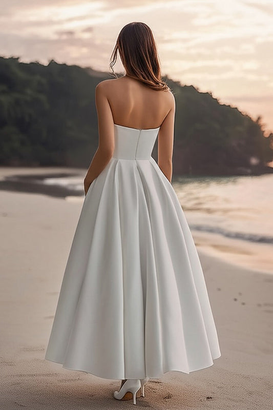 Robe de mariée bustier, coupe trapèze, en satin blanc