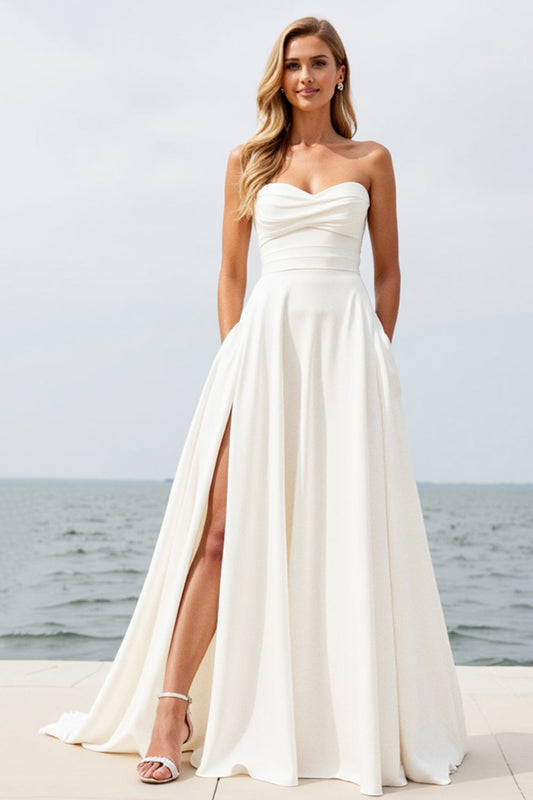 Robe de mariée bustier évasée en mousseline couleur ivoire avec fente, idéale pour la plage